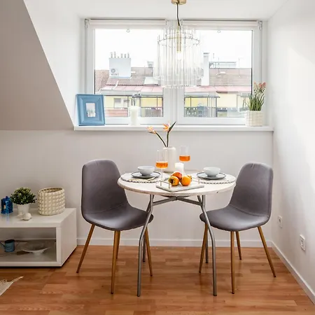 Daire Days - One-bedroom With Sauna, Ac And Workspace In Zizkov *