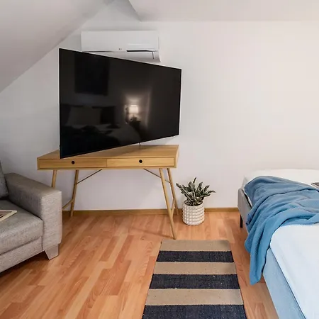 Daire Days - One-bedroom With Sauna, Ac And Workspace In Zizkov